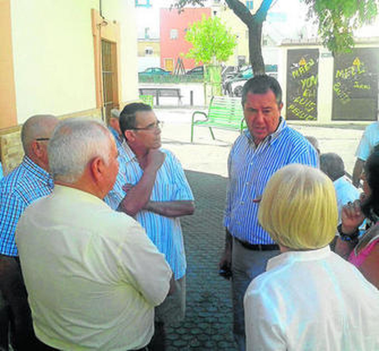 El portavoz socialista conversa con varios vecinos de Valdezorras.