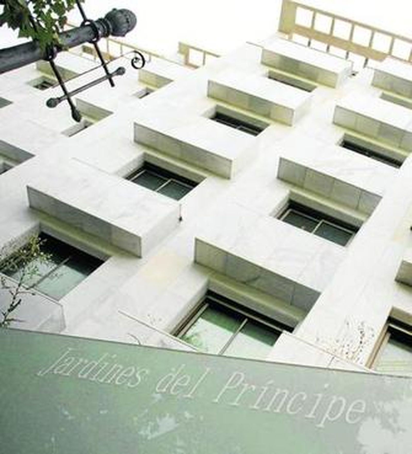 Fachada principal de la promoción Jardines del Príncipe.