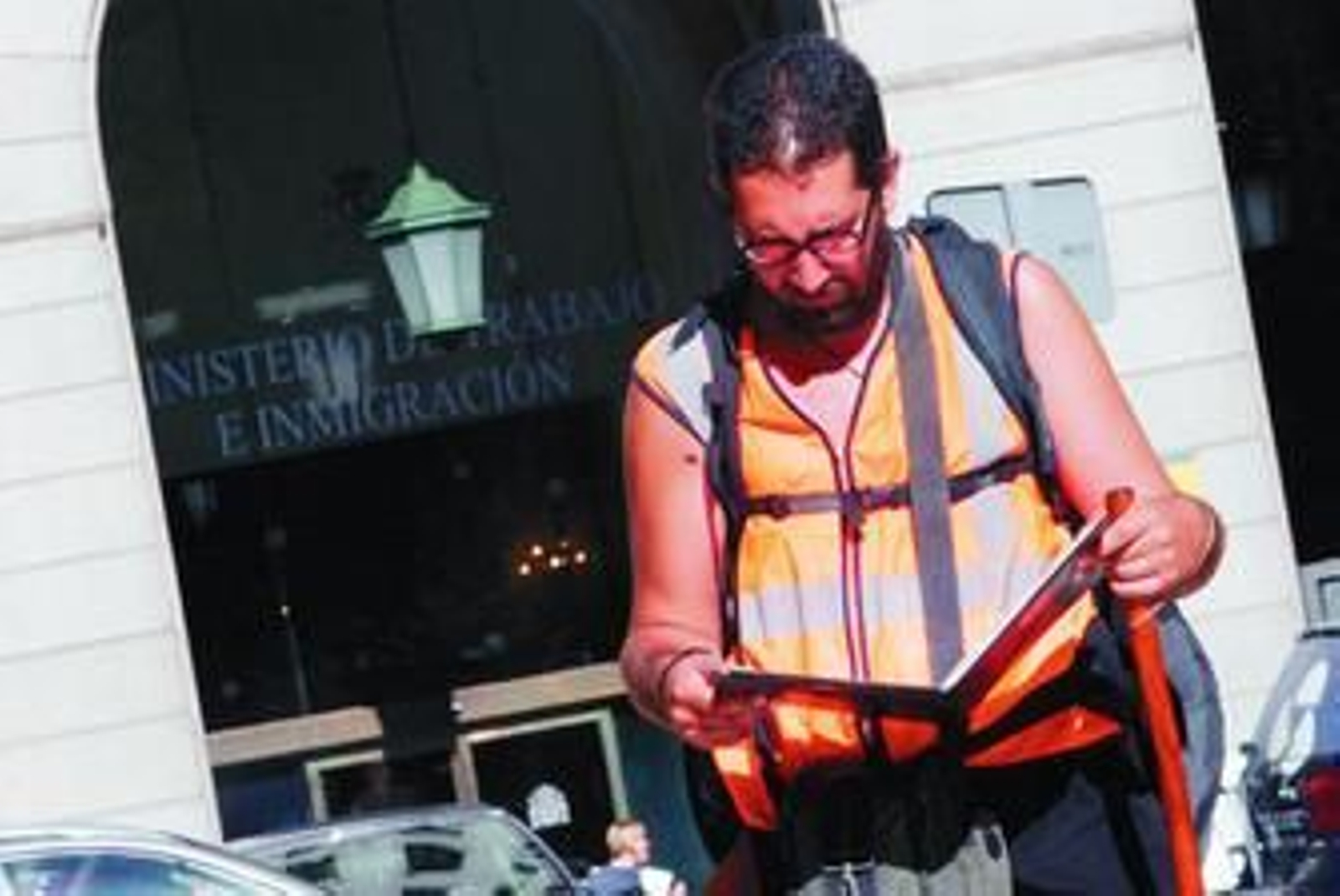 El algecireño mira su currículum con el Ministerio a la espalda. El algecireño mira su currículum con el Ministerio a la espalda.