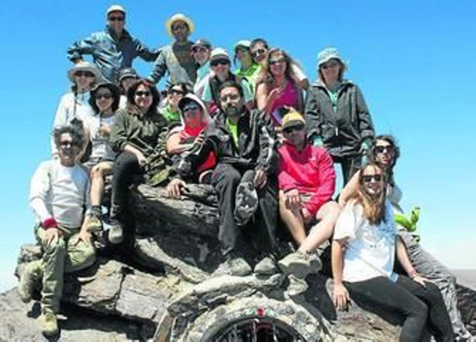 Un grupo de excursionistas se aventura a coronar el Mulhacén Un grupo de excursionistas se aventura a coronar el Mulhacén