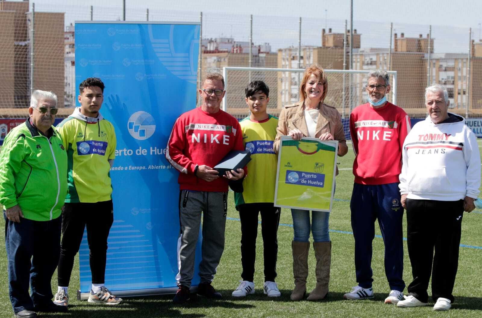 Pilar Miranda, junto a varios representantes del Club de Fútbol La Orden.