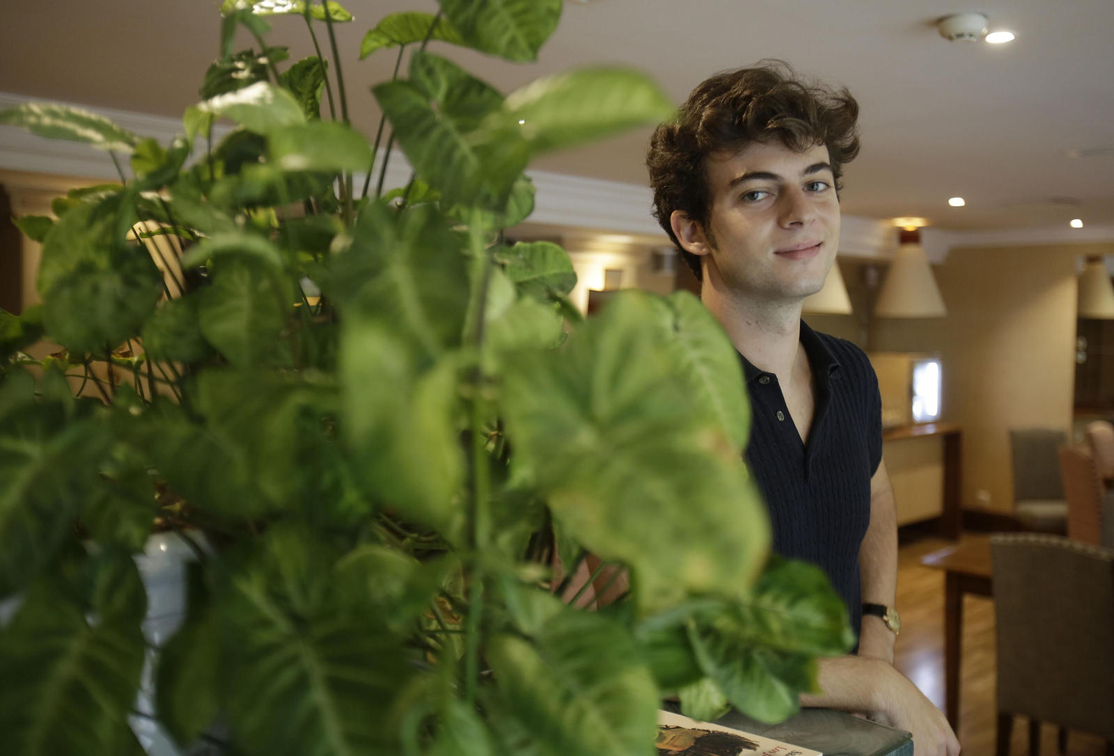 Santiago Isla (Madrid, 1994) es escritor y músico.