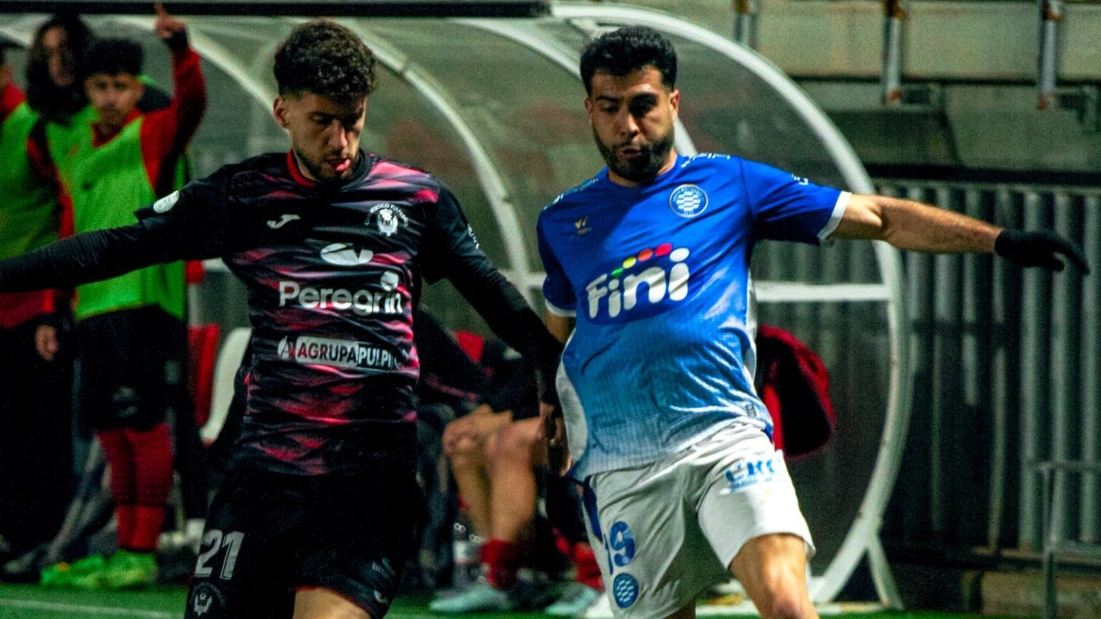 Martos defiende a un rival en el choque contra la Unión Molinense.