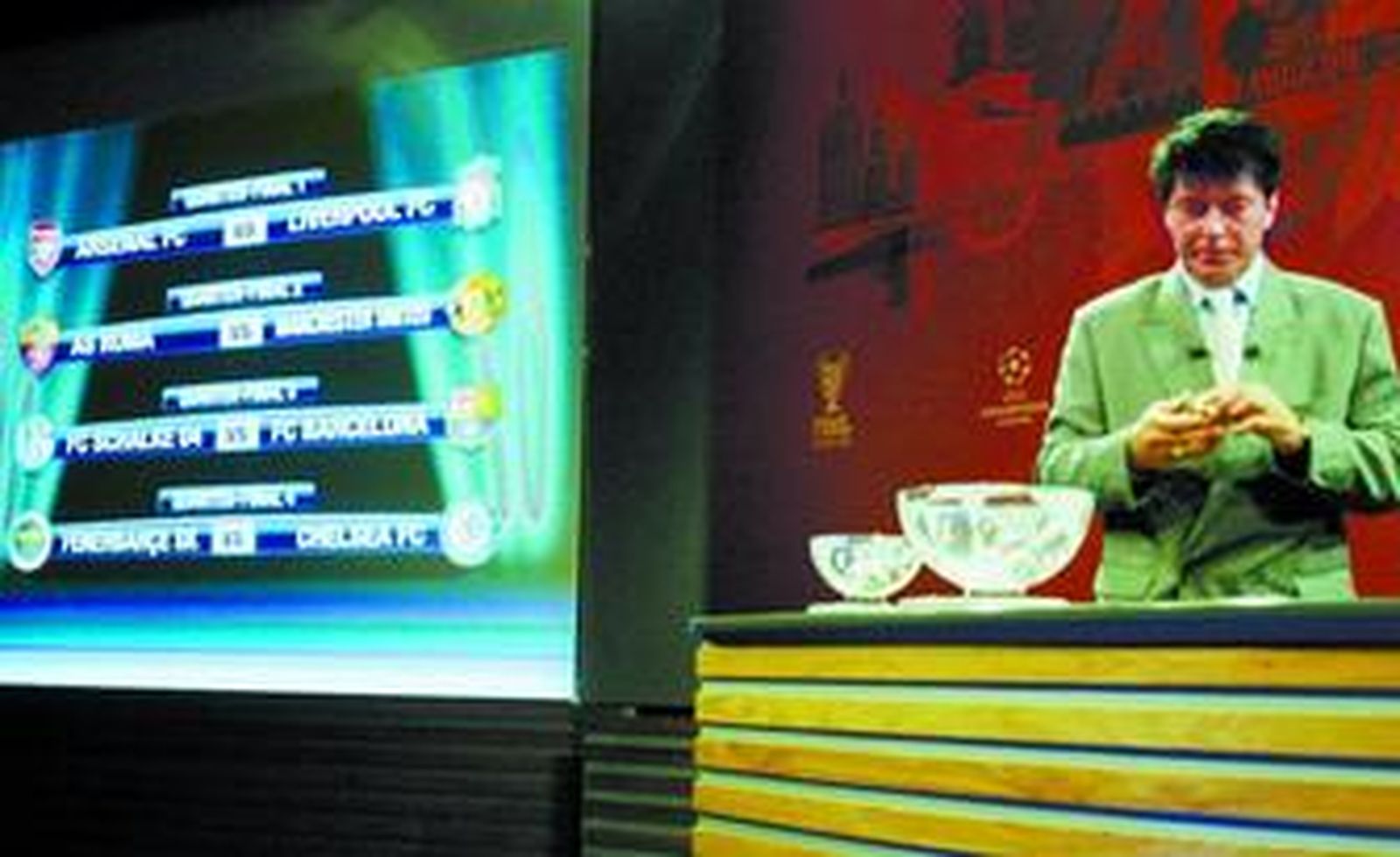 Dassaev abre una de las bolas durante el sorteo de los cuartos de final de la Liga de Campeones celebrado ayer en Nyon.