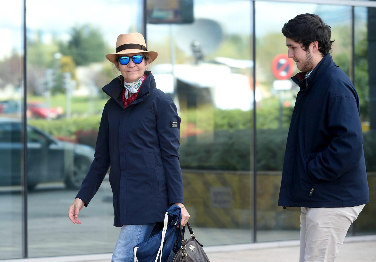 La infanta Elena y su hijo Froilán , a su llegada ayer al Hospital Universitario  La Moraleja.