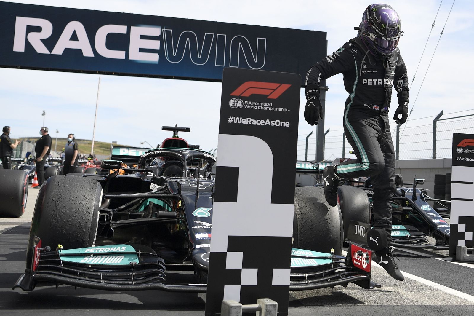 Lewis Hamilton se baja del coche tras ganar el Gran Premio de Portugal.