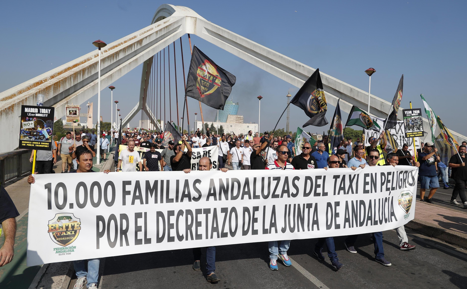 Un momento de la última manifestación del sector del Taxi en Sevilla.