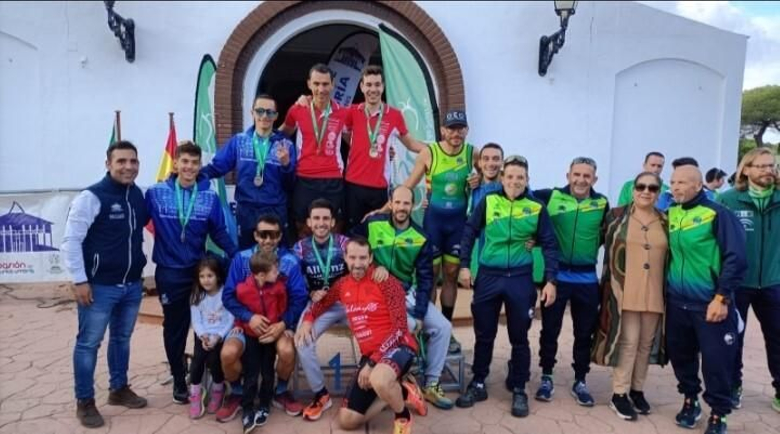 Algunos de los nuevos campeones de Andalucía de duatlón cros.