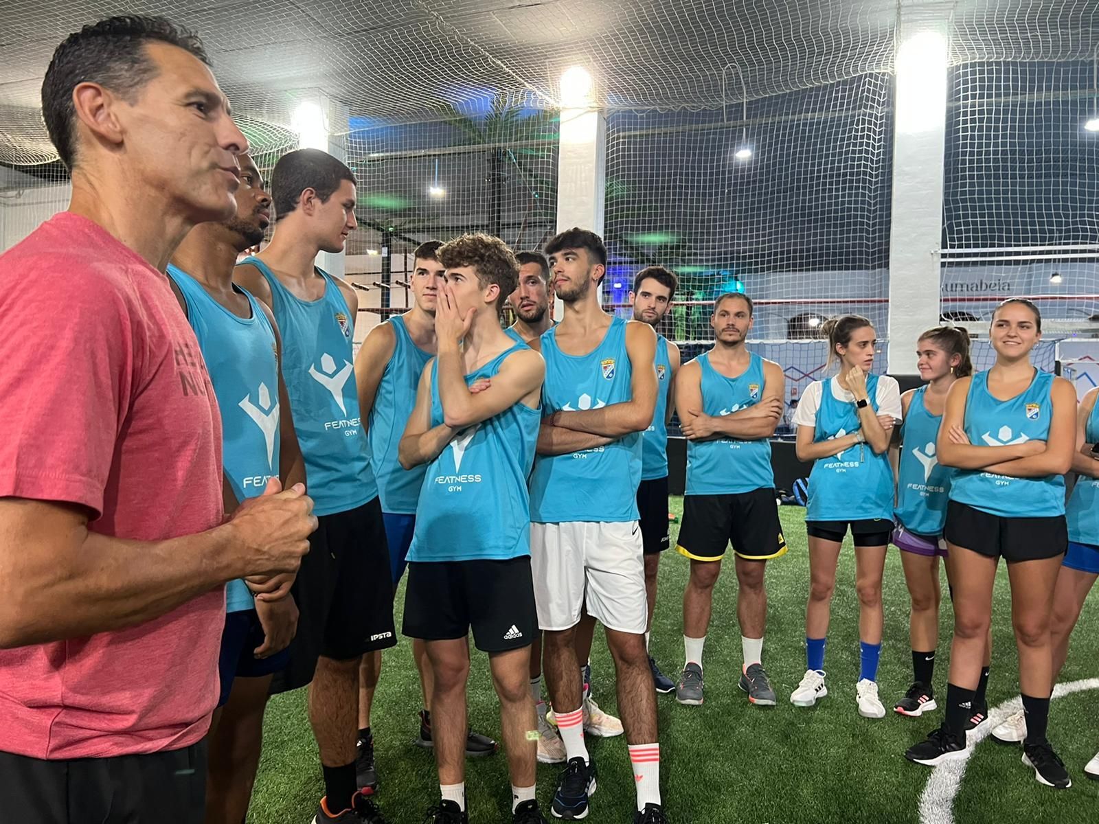 Jugadores y jugadoras del Xerez CD baloncesto en un entrenamiento conjunto.