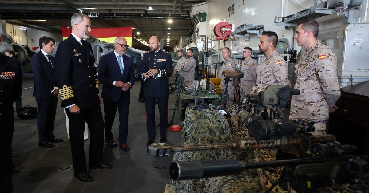 El Rey visita el buque 'Juan Carlos I' y a los militares de la Armada ...