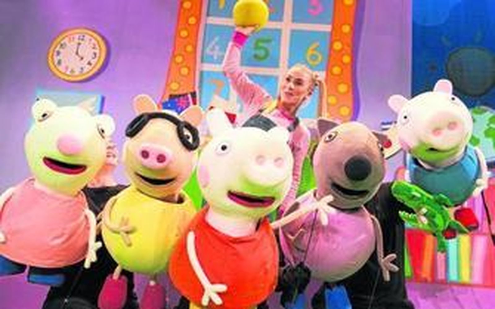 'Show de títeres'. Diferentes escenas del musical, que tiene una duración de 90 minutos. Peppa Pig y sus compañeros organizan una feria con el fin de recabar fondos para reparar el techo de la escuela. Cada uno de ellos se encargarán de una actividad.