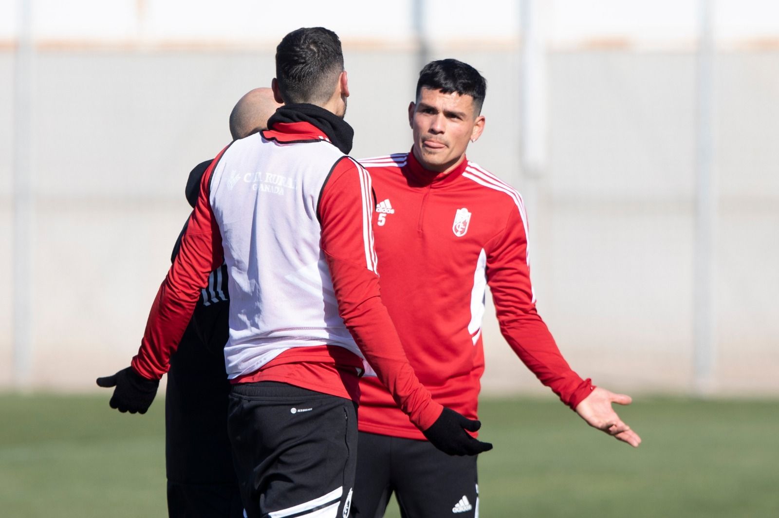 Así fue el encontronazo entre Antonio Puertas y Jonathan Silva en el entrenamiento del Granada CF