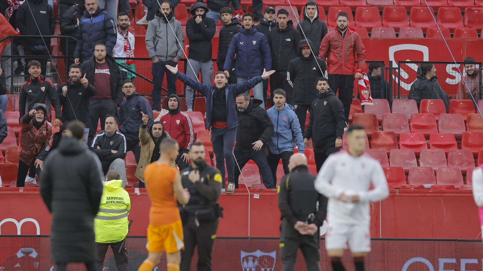 Mucho hueco en las gradas y aficionados indignados, la constante en el partido ante el Levante.