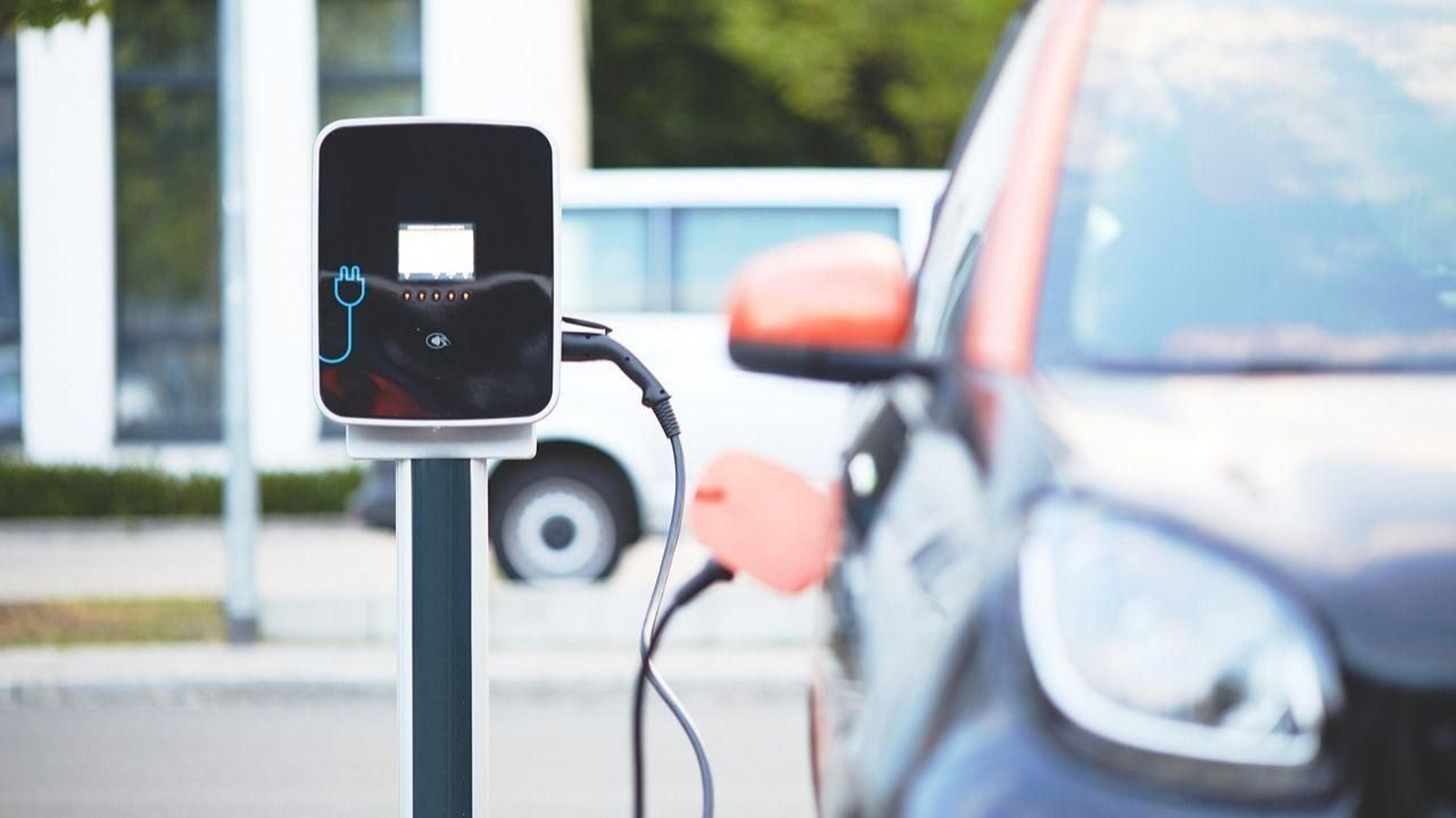 El coche eléctrico se democratiza en España: estos son los datos más recientes