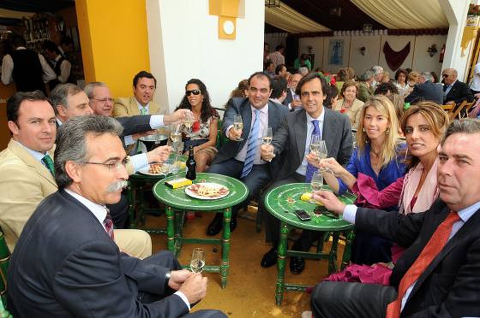 David Fernández brinda con Alfonso Ruiz-Mateos, su mujer, Alejandra, Paloma Ruiz-Mateos con su marido, Juan García Jarana, de El Motorista, y los directivos del Grupo Garvey Rufino Moreno, Rafael Romero y su esposa. En la imagen, también, Juan Corchado, vicepresidente de la Fundación Teresa Rivero y Fernando Martínez de Irujo, presidente de honor de Bodegas Zoilo Ruiz-Mateos, así como Rafael Veas, director gerente de las bodegas Marqués de Olivara.

Foto: Manuel Mateo