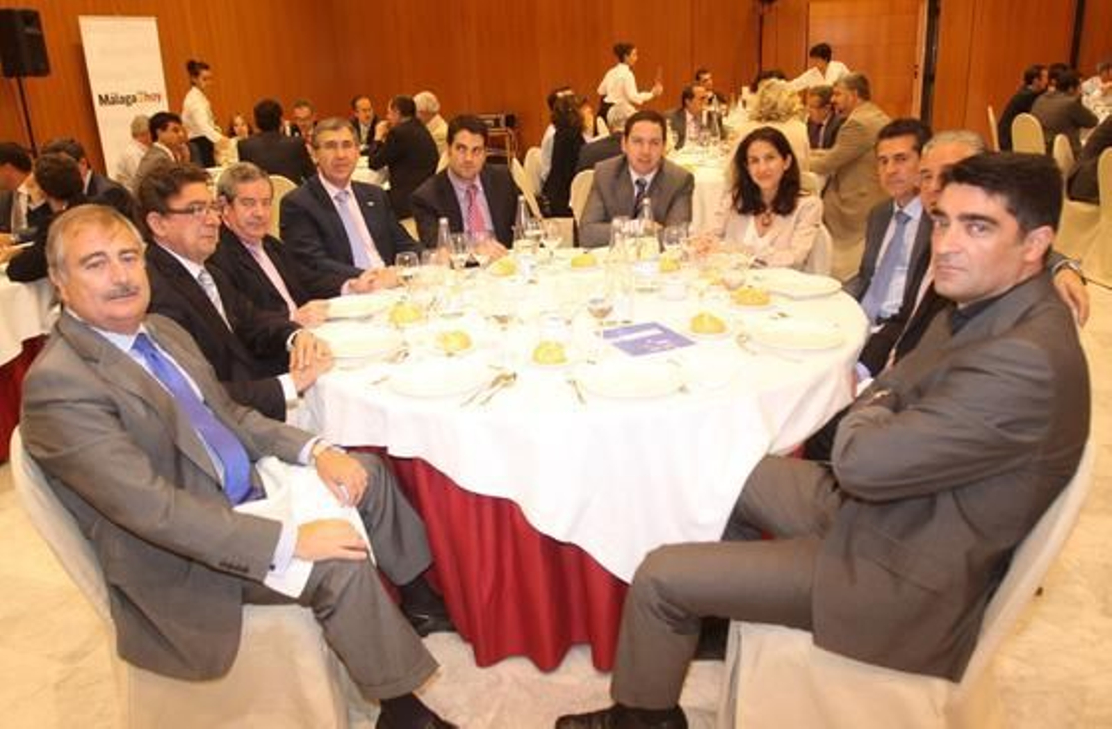 Foro Málaga Hoy, de izquierda a derecha, José María Martín Delgado, Fernando Valverde, Andrés García Maldonado, Antonio Sánchez, Javier Gómez, Francisco Salas, Leonor Muñóz Pastrana, Francisco Rodríguez Chamizo, Fermín de la Maza y Javier Ferrer.

Foto: Sergio Camacho