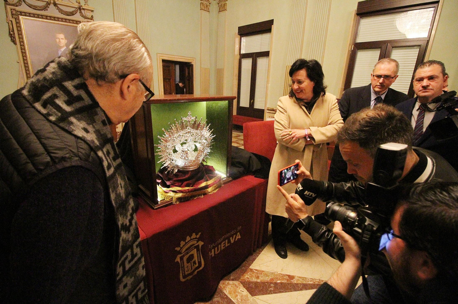 Presentación de la nueva corona de Nuestra Señora en su Soledad, en imágenes