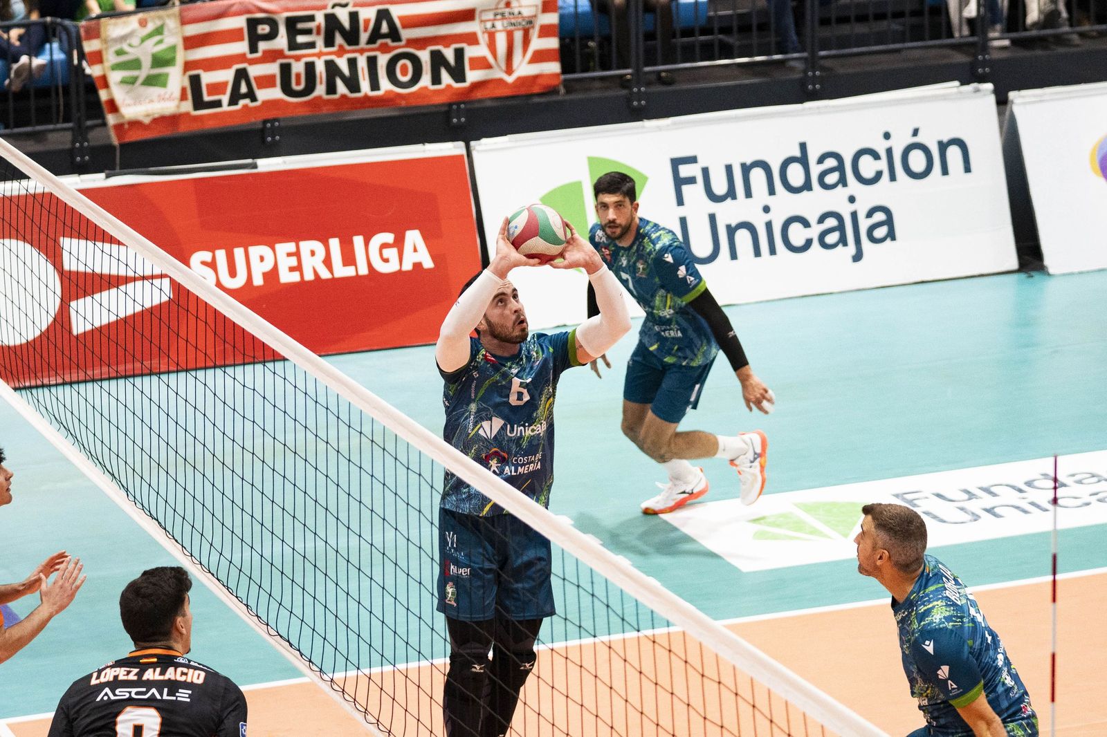 Las imágenes del partido entre Unicaja Costa de Almería y Pamesa Teruel de Superliga de voleibol