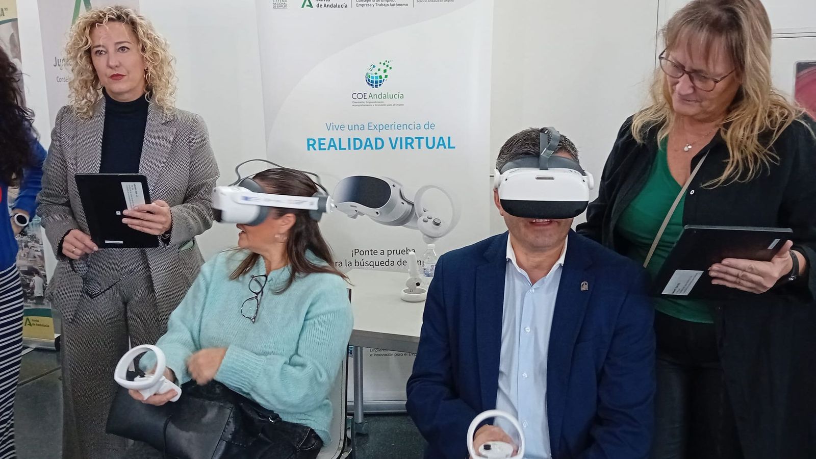 El delegado territorial de Empleo, Javier Martín Cañizares, prueba el simulador de realidad virtual en las oficinas del SAE