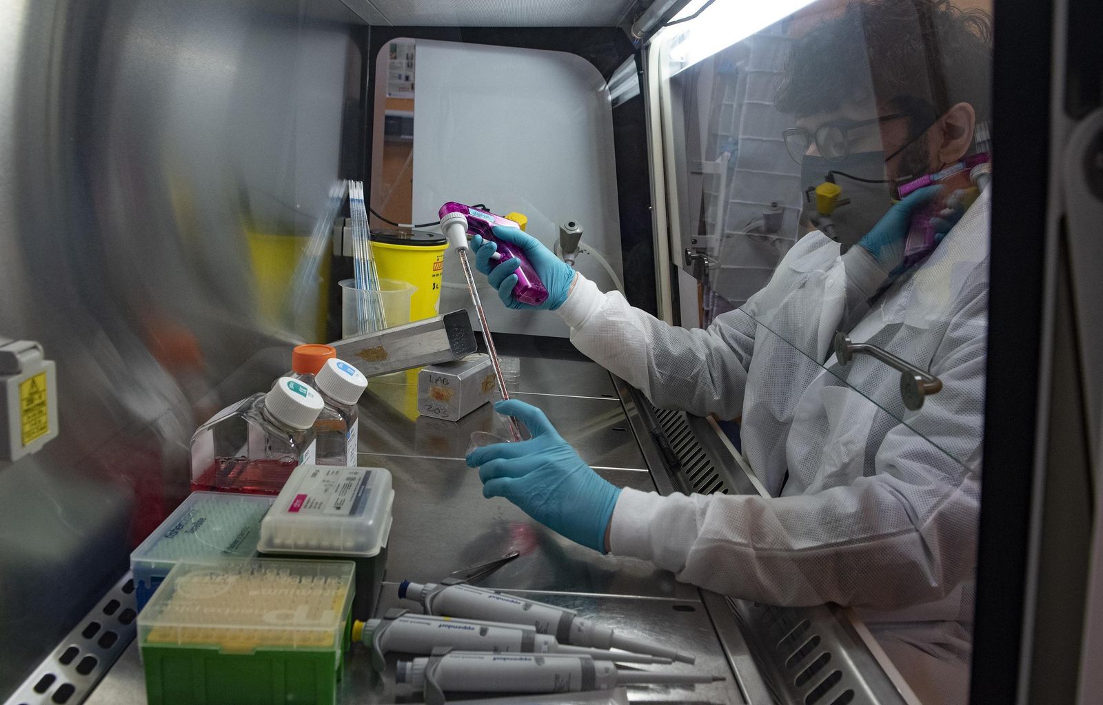 Investigadores durante el desarrollo de un estudio en un laboratorio.