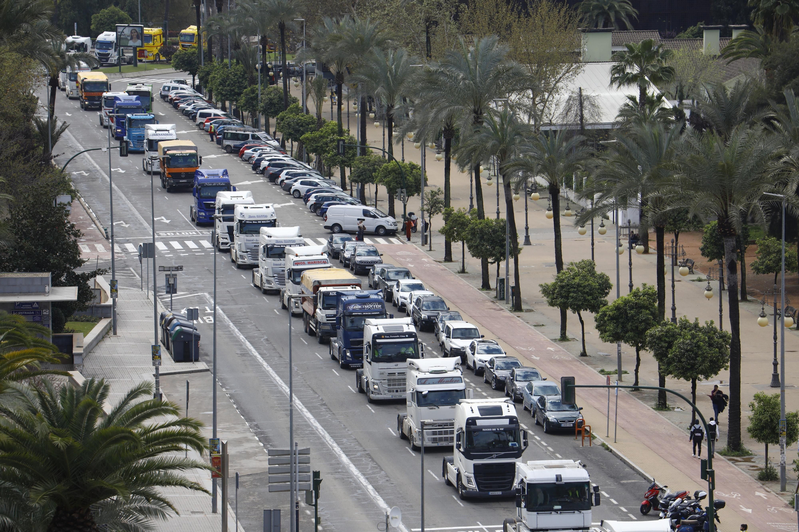 Los transportistas colapsan el centro de Córdoba, en imágenes
