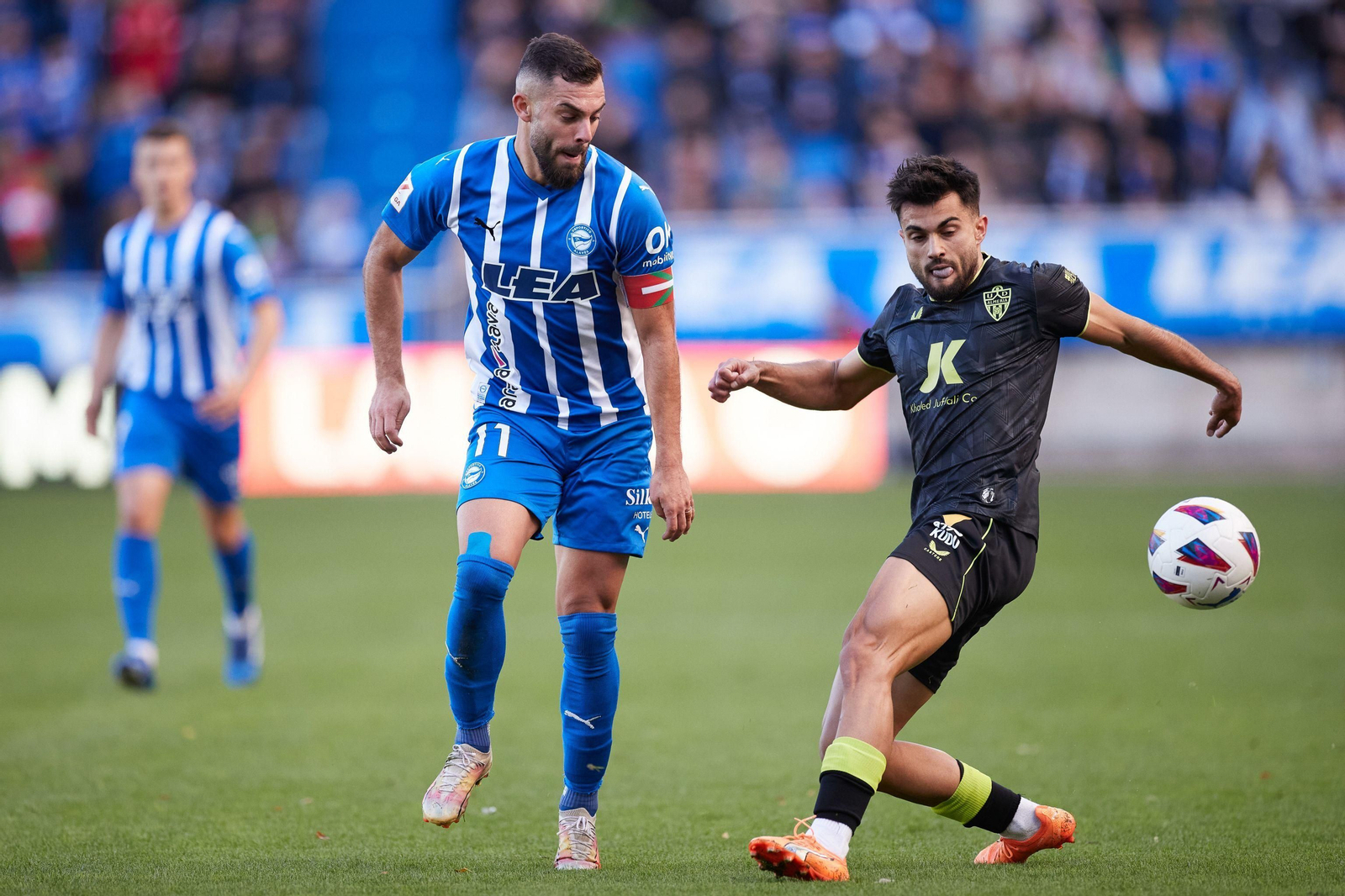El exrojiblanco Rioja, capitán local, en un lance con Arnau Puigmal, titular en Mendizorroza