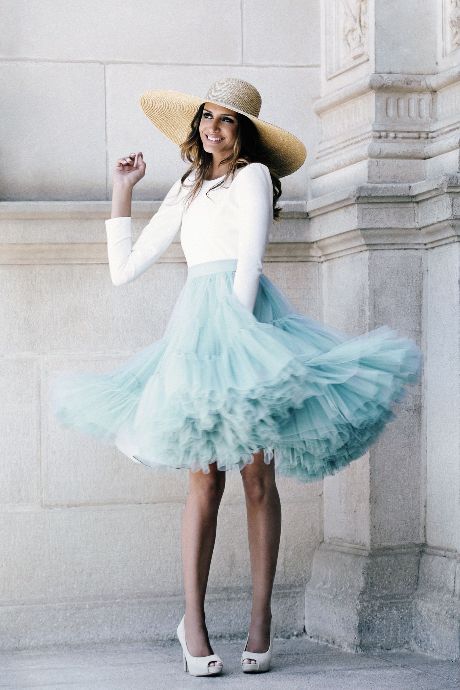 La falda de tul tiene mucho volumen y movimiento.