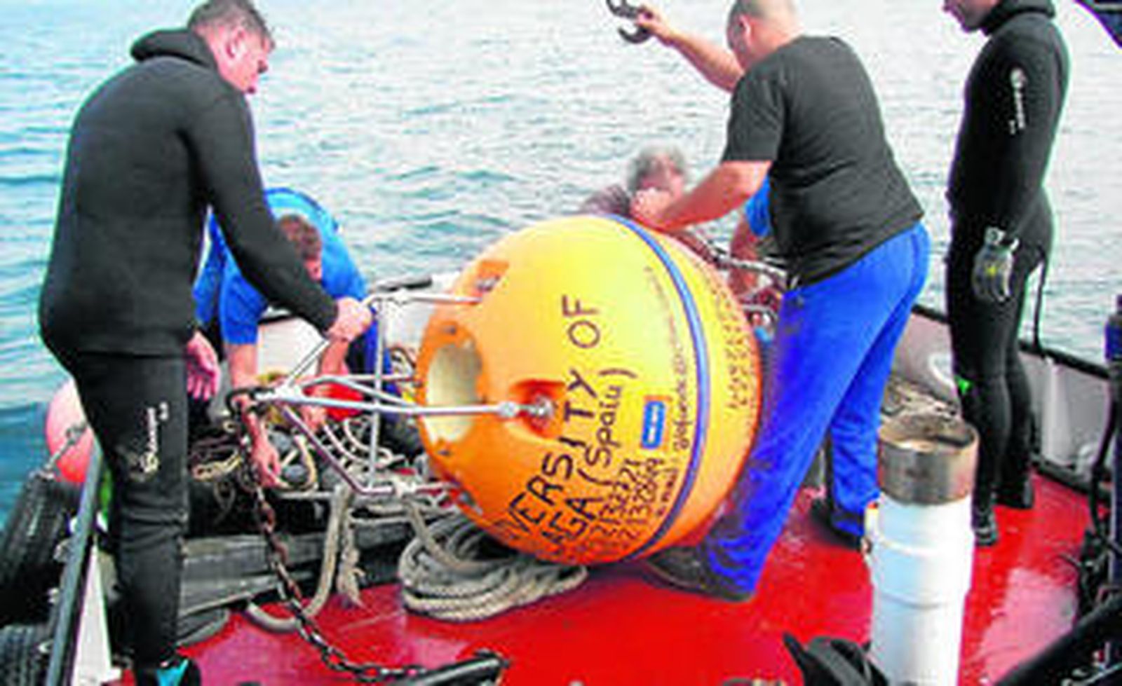 Una instantánea de una de las boyas, antes de ser colocada en el punto desde el que emite información, cedida por la APBA.