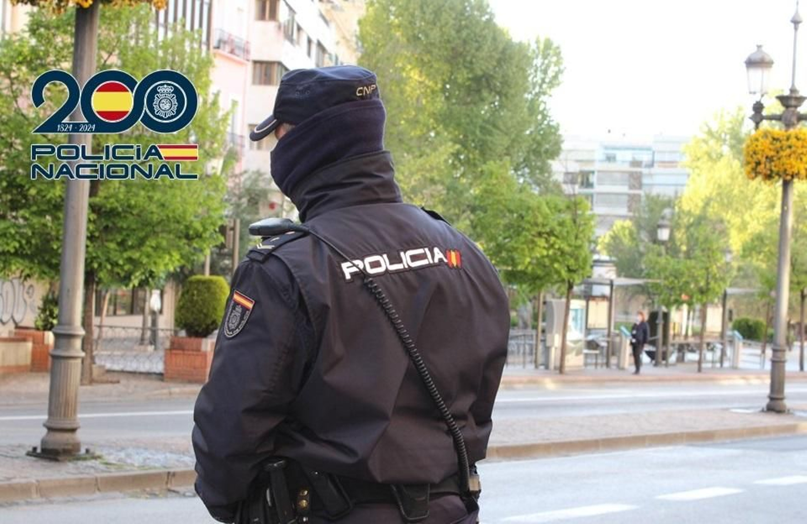 Un agente de la Policía Nacional en el centro de Granada