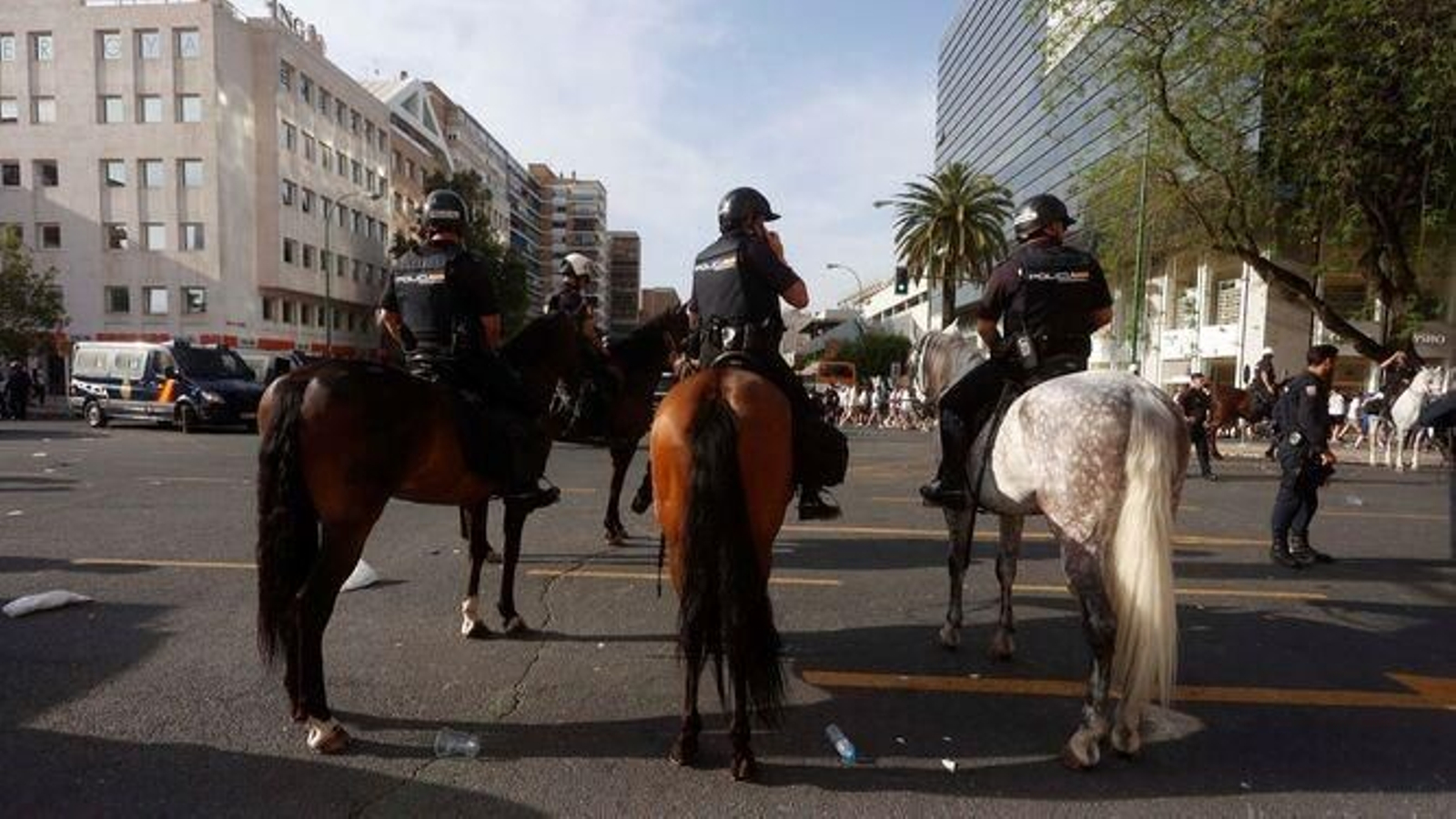 Agentes de la Unidad de Caballería desplegados en Nervión en el derbi del año pasado.