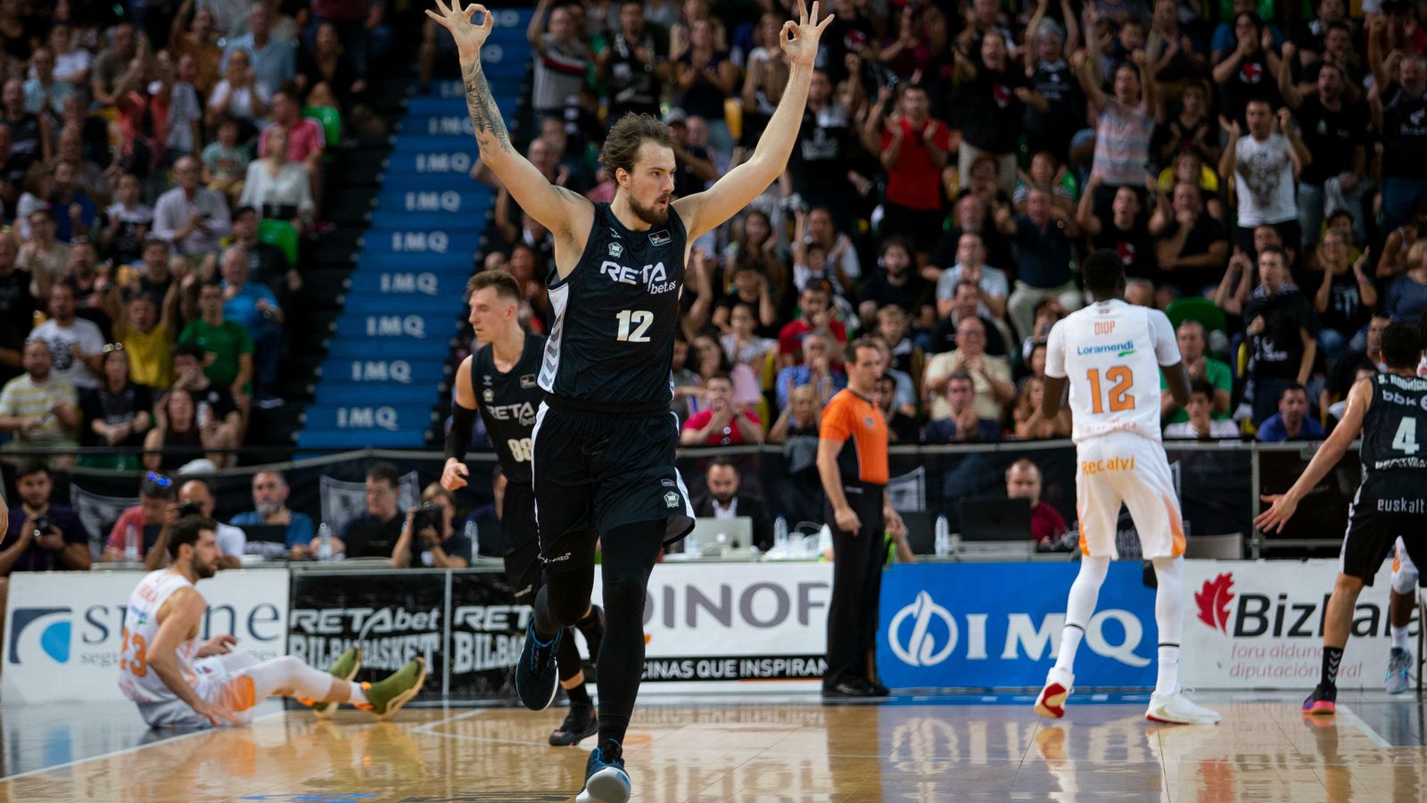 Ondrej Balvin celebra una canasta.