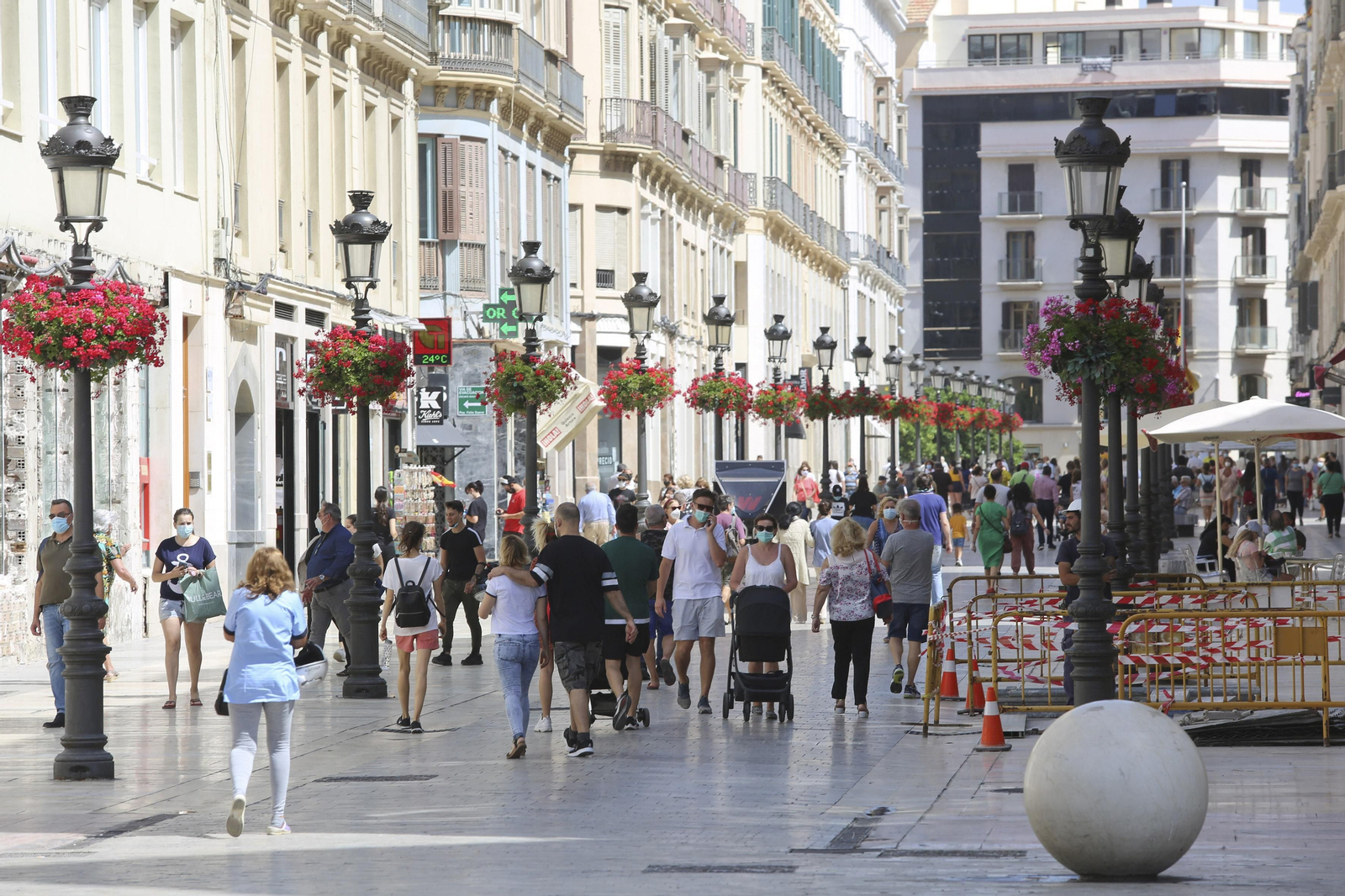 Numerosas personas caminando por la calle Larios de la capital.