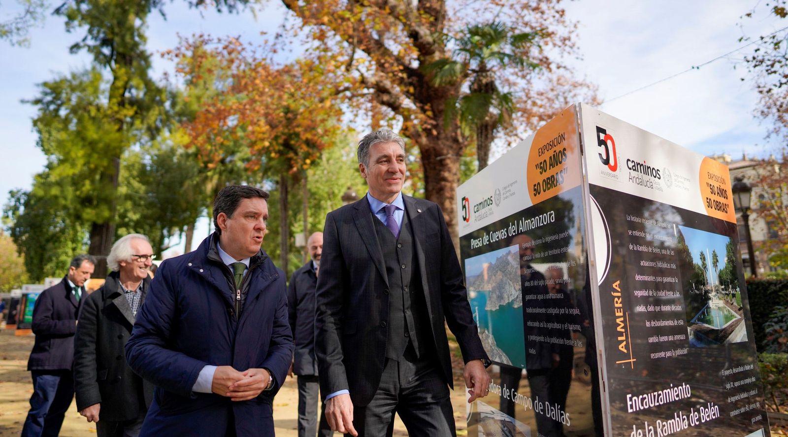 El decano de la Demarcación de Andalucía del Colegio de Ingenieros de Caminos, Juan Manuel Medina, y el delegado de Urbanismo, Juan de la Rosa, han inaugurado la exposición ’50 Años – 50 Obras’, en el Paseo de Cristina