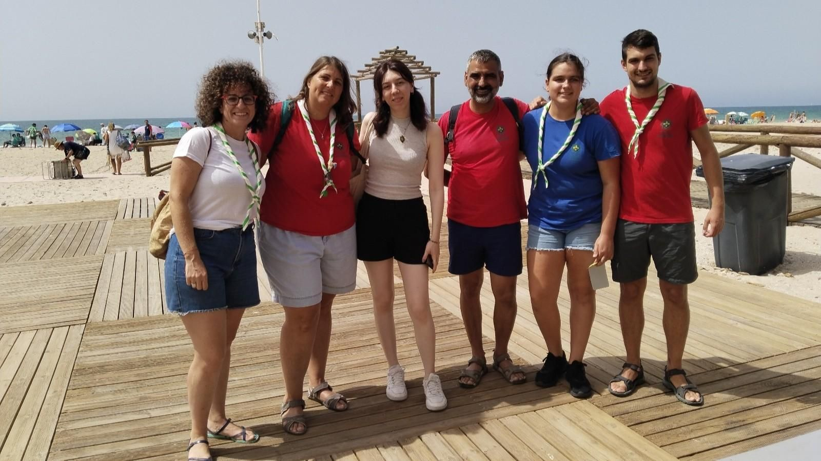 Miembros del grupo scout Eryteeia, en los talleres de educación ambiental en la playa de Camposoto, en San Fernando