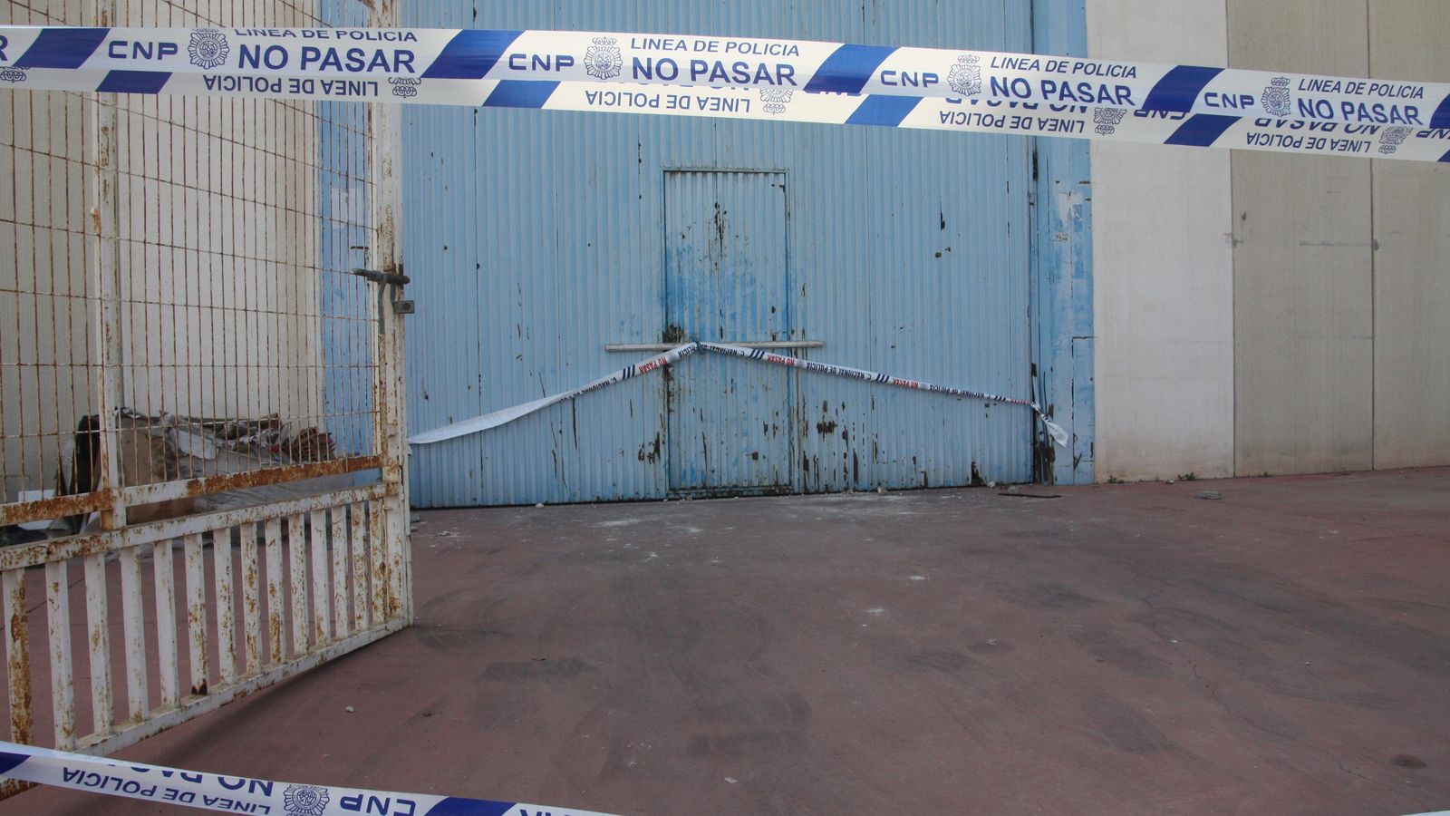 Exterior de la nave, precintada por la Policía Nacional tras descubrir los hechos