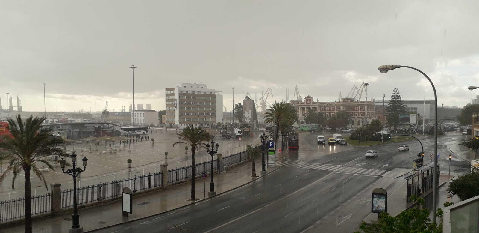 Chaparrón en Cádiz para dar la bienvenida al verano