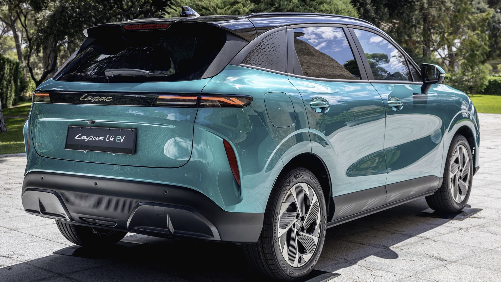 La base es común para ambos modelos, incluyendo sin variaciones la distancia entre ejes. No obstante, el L4 EV mide 4,42 m y el L6 EV 4,57 m