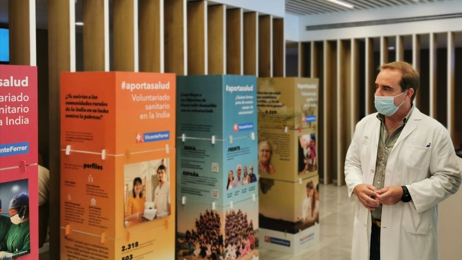 Foto de su participación en la presentación de la exposición fotográfica en Sevilla a través de su llegada al Hospital de Valme.