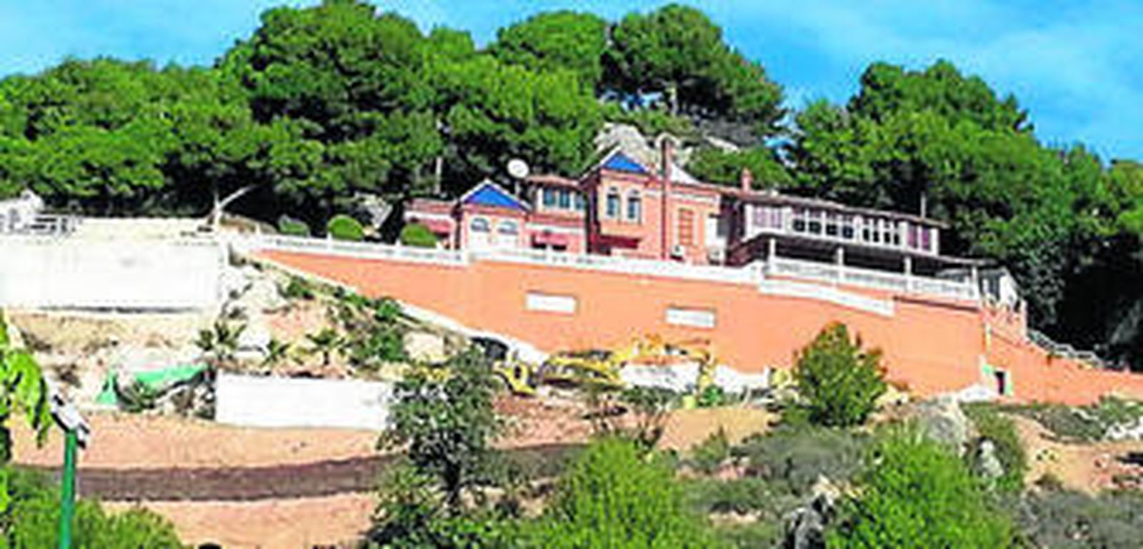 Dos máquinas, ayer, trabajando en las tareas de reposición de la parcela.