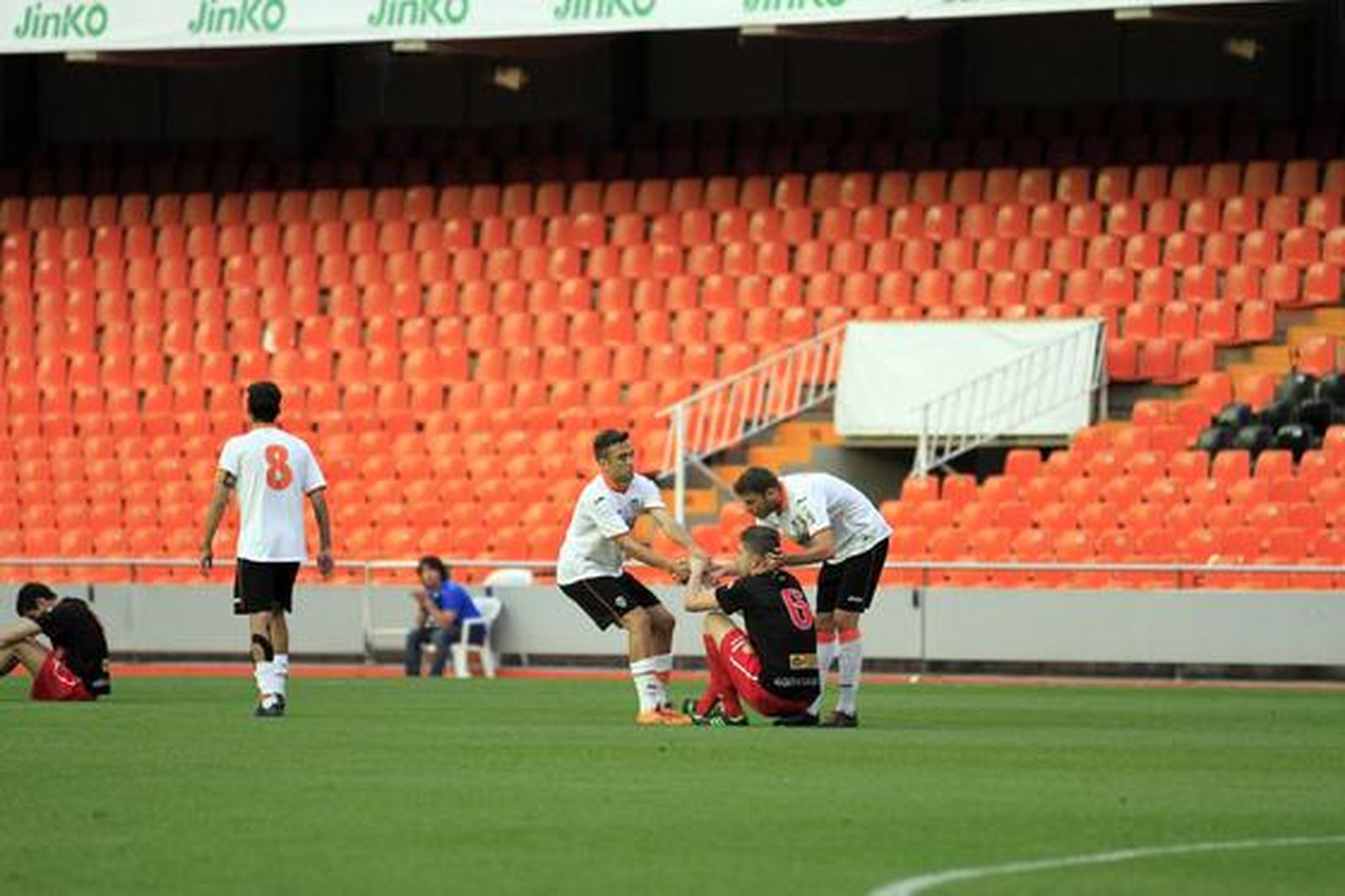 Los albirrojos consuman la pérdida de la categoría un año después de subir al caer en Valencia por 1-0

Foto: LOF