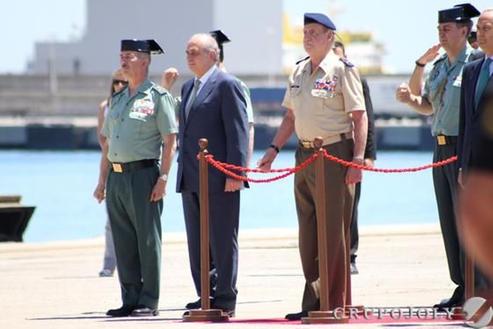 Don Juan Carlos muestra su apoyo a los pescadores y a la Guardia Civil por el trabajo que realizan./Fran Montes