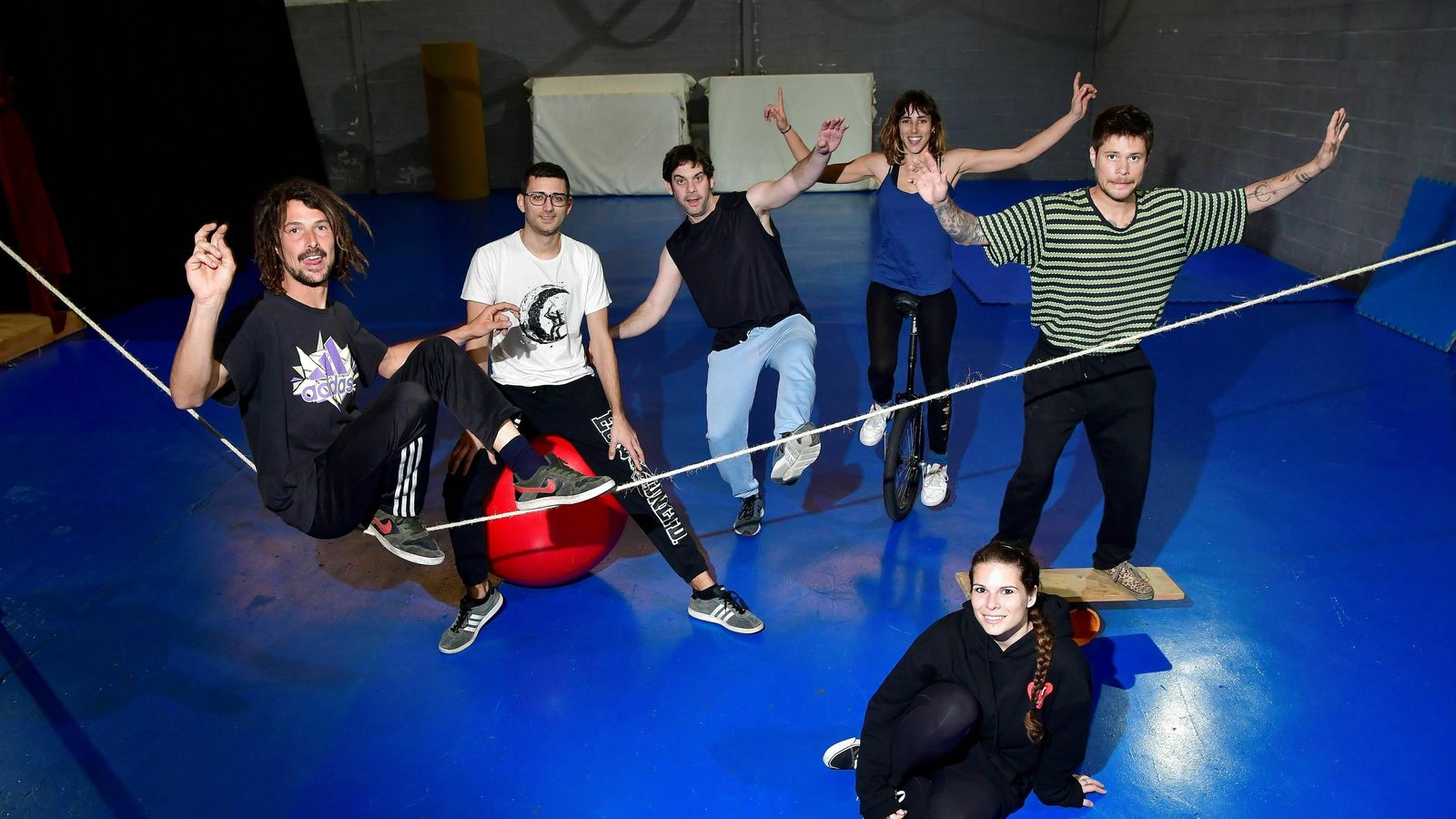 Parte de los miembros de 'Funámbola' en la nave en la que realizan sus actividades.