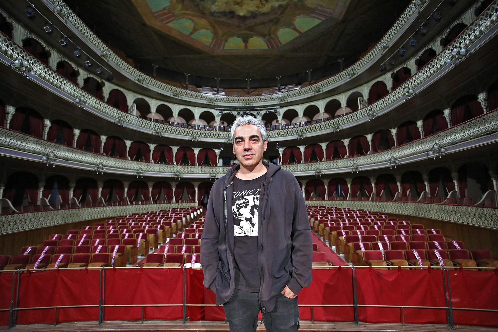 El dramaturgo portugués Joao Galante, en el Gran Teatro Falla antes de unos de los ensayos de la obra ‘Atlas’.