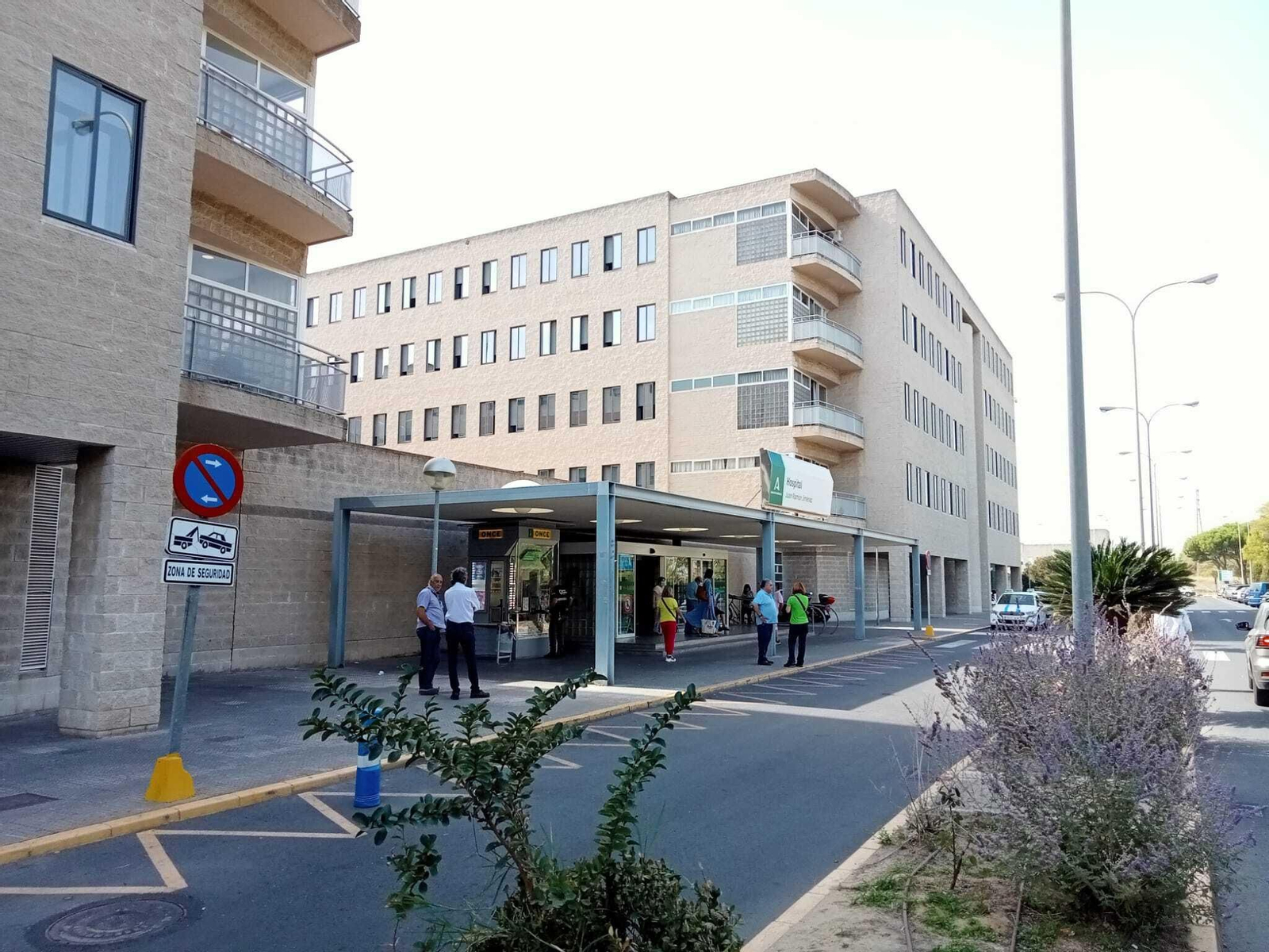 El detenido se encuentra ingresado en el área de Salud Mental del hospital Juan Ramón Jiménez de la capital onubense. El detenido se encuentra ingresado en el área de Salud Mental del hospital Juan Ramón Jiménez de la capital onubense.