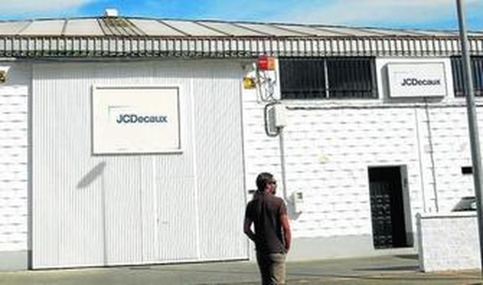 La sede que la empresa JC Decaux usa como almacén y talleres, en la calle Pino Flores.