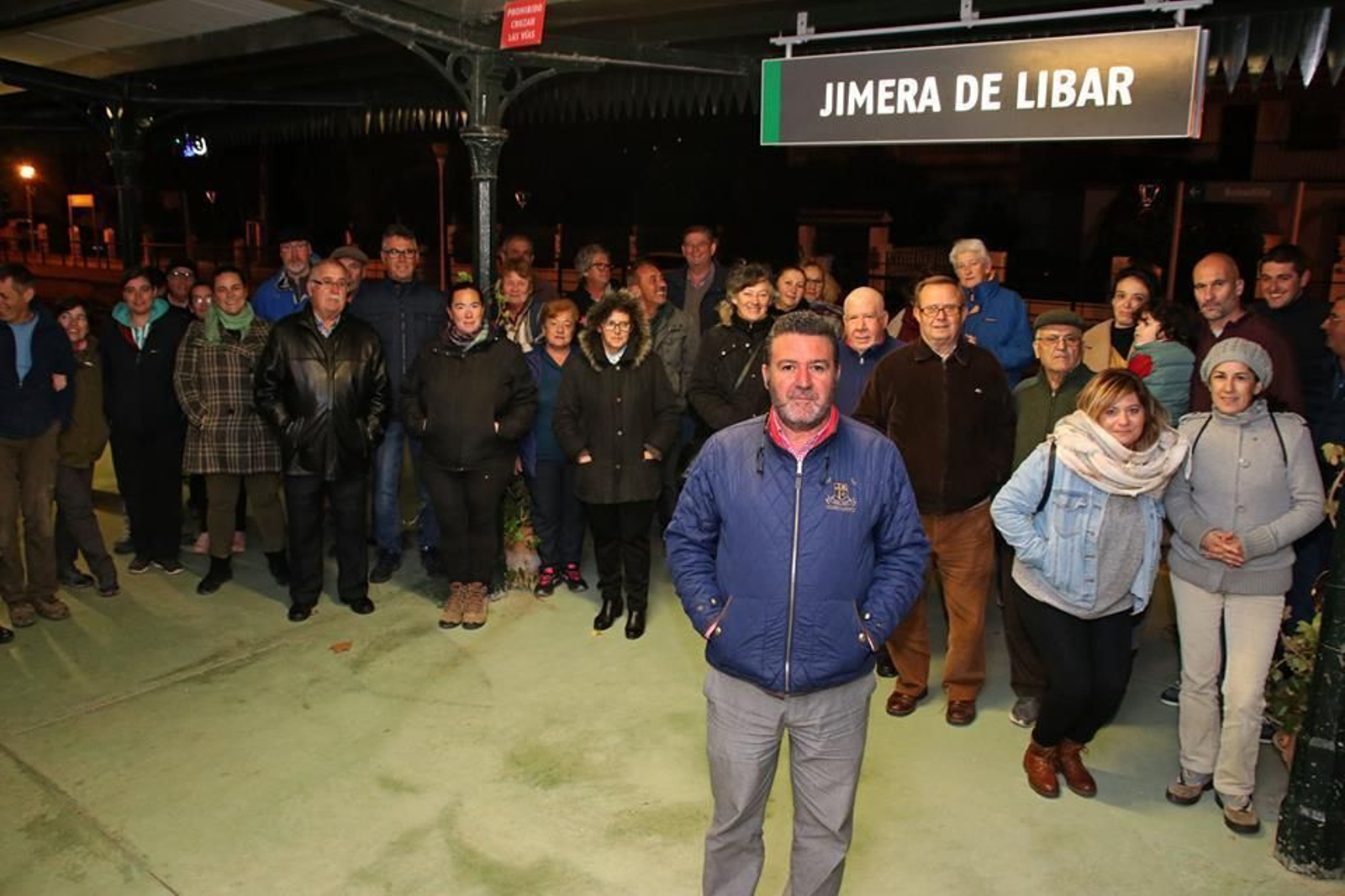 Vecinos de Jimera de Líbar encabezados por su alcalde durante la protesta.