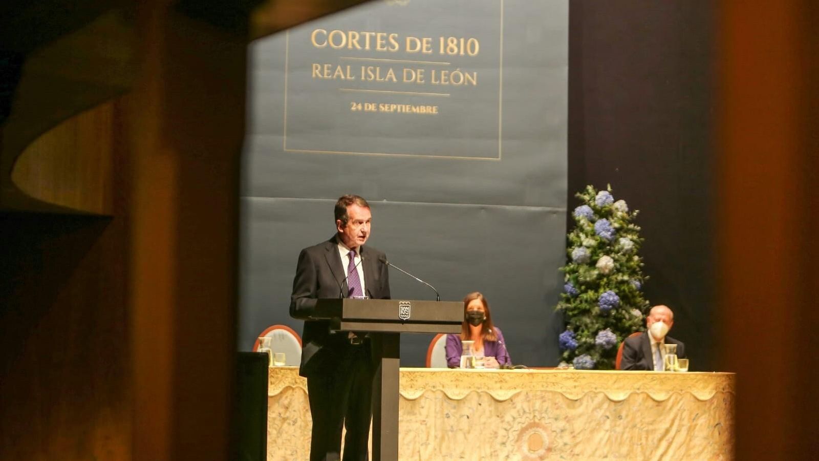 Acto institucional con el presidente de la FEMP en el Teatro de las Cortes.