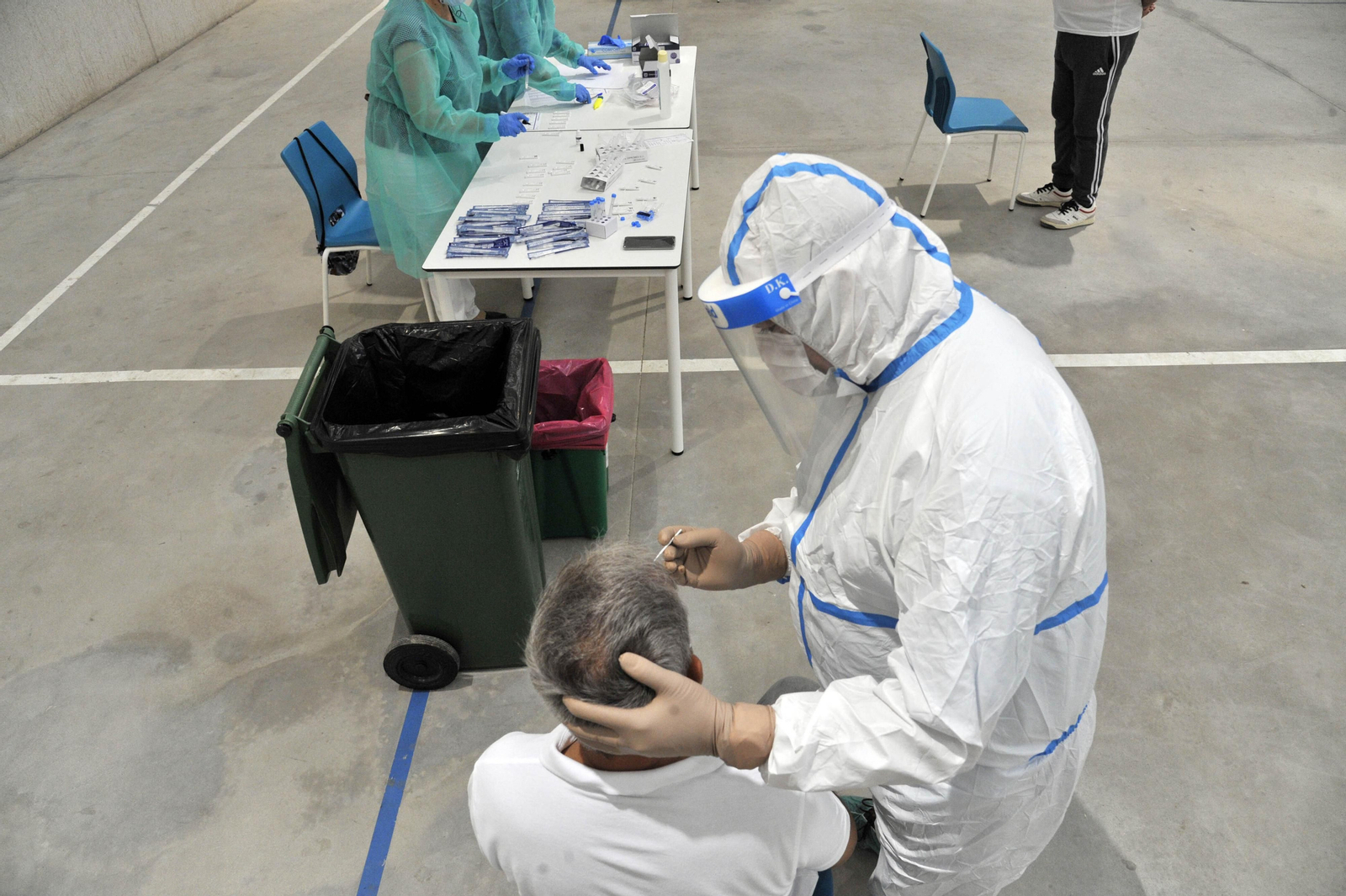 Un profesional sanitario realiza una prueba PCR a una persona.