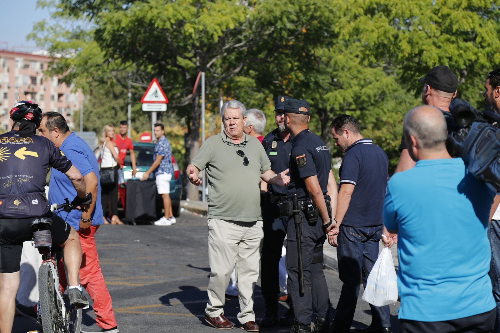 Imágenes de la asamblea de los taxistas de Sevilla en Santa Justa