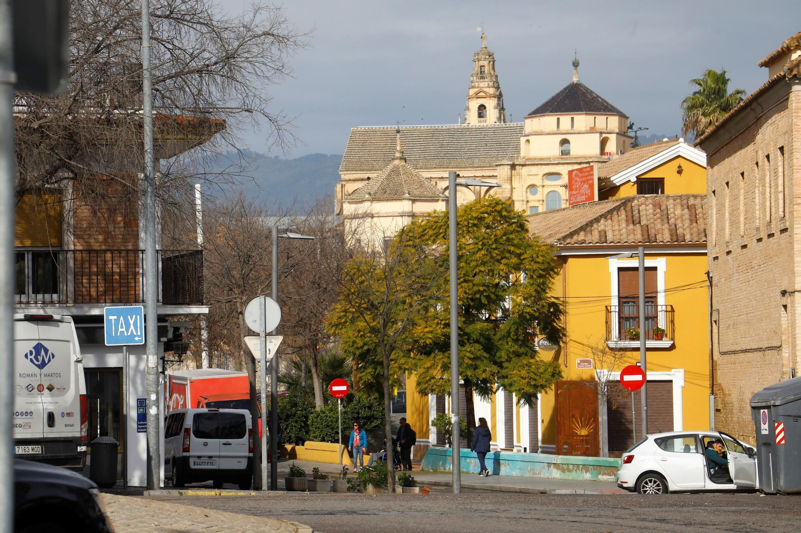 Un recorrido en imágenes por el barrio cordobés del Campo de la Verdad un día de invierno
